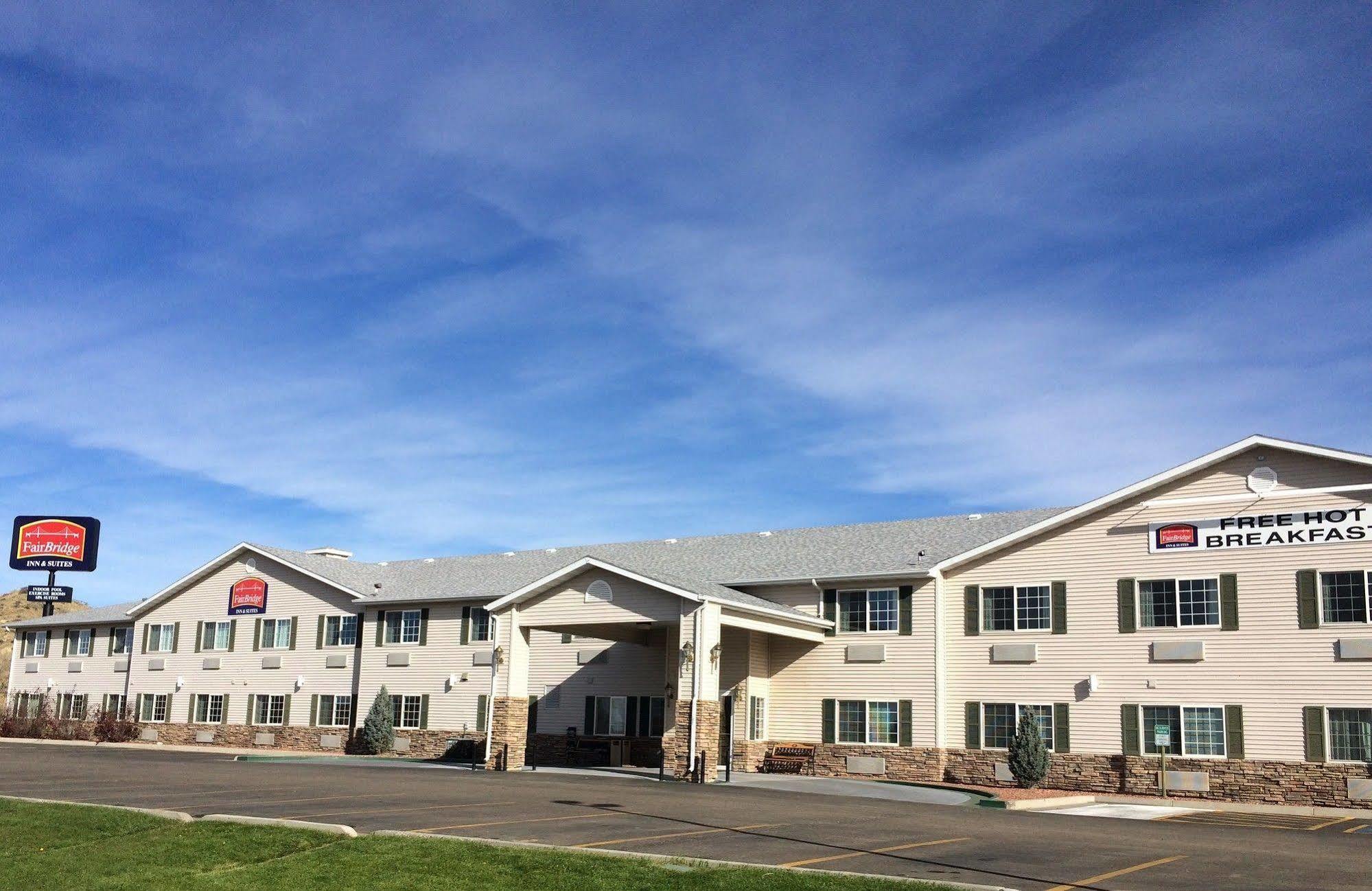 Fairbridge Inn And Suites - マイルズシティ エクステリア 写真