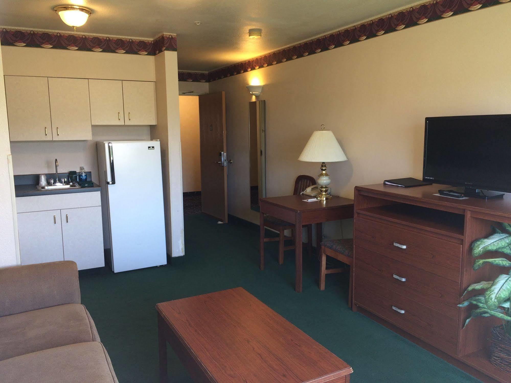 Fairbridge Inn And Suites - マイルズシティ エクステリア 写真