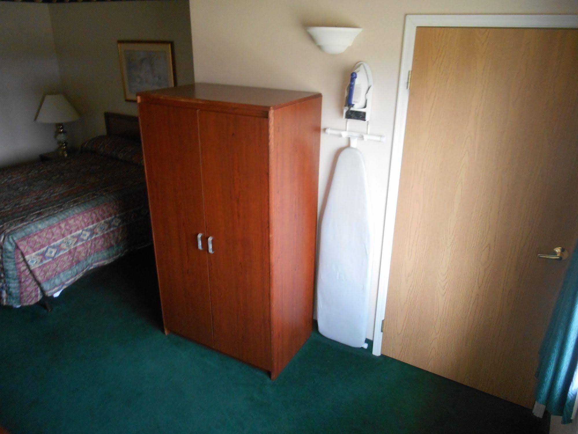 Fairbridge Inn And Suites - マイルズシティ エクステリア 写真