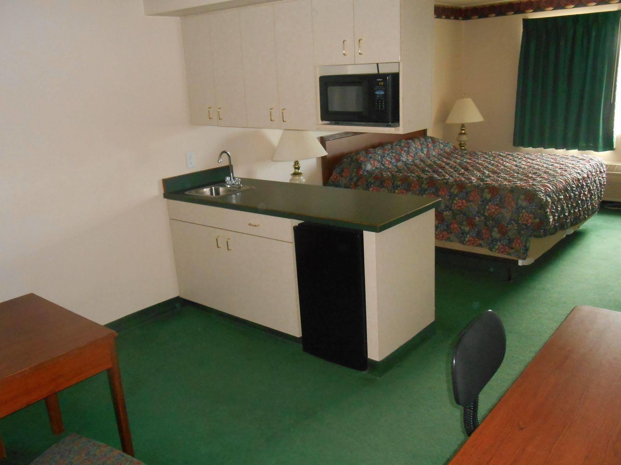 Fairbridge Inn And Suites - マイルズシティ エクステリア 写真
