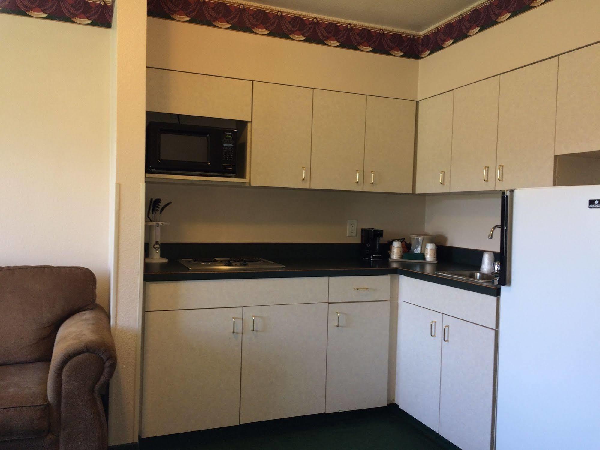 Fairbridge Inn And Suites - マイルズシティ エクステリア 写真